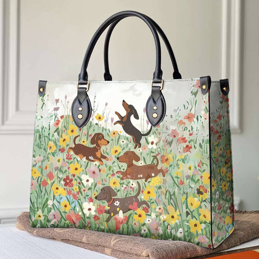 Sac en cuir brillant Teckel traditionnel dans un jardin fleuri