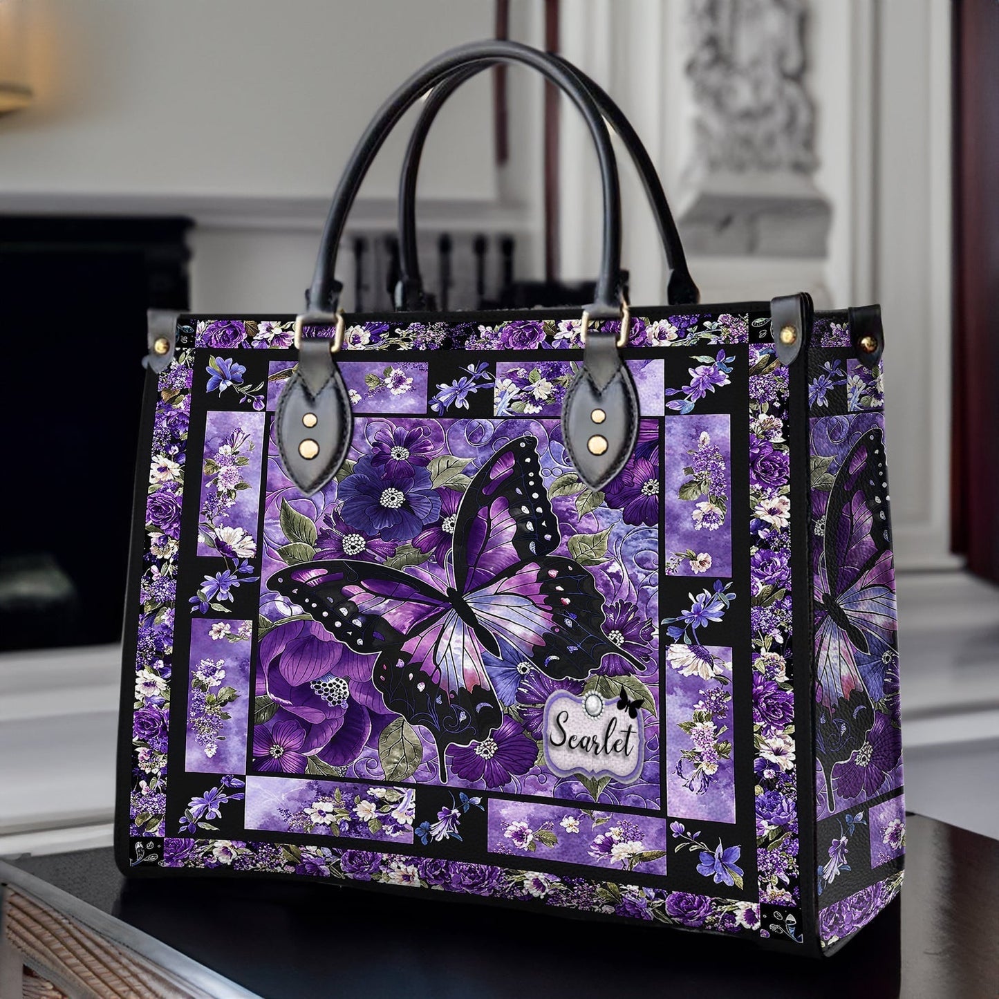 Sac en cuir brillant avec de magnifiques fleurs de papillon violet