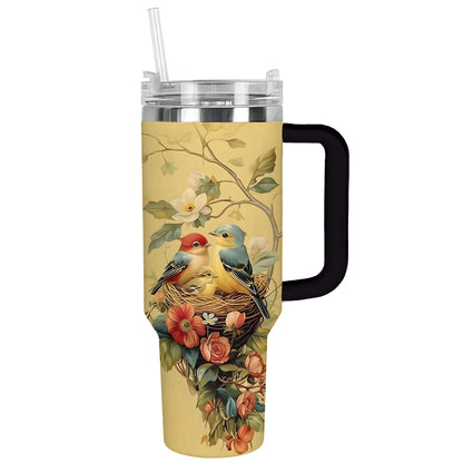 Glänzender Becher mit Vogel und Blüten