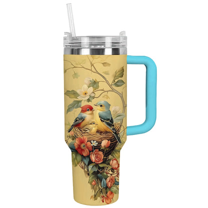 Glänzender Becher mit Vogel und Blüten