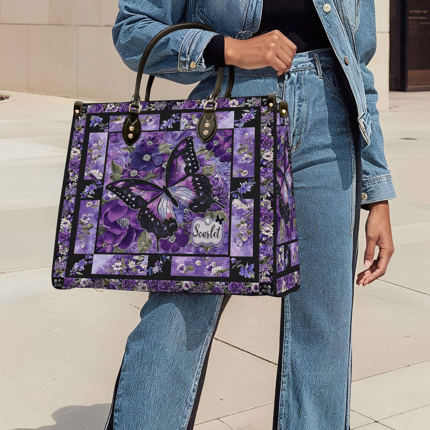 Sac en cuir brillant avec de magnifiques fleurs de papillon violet