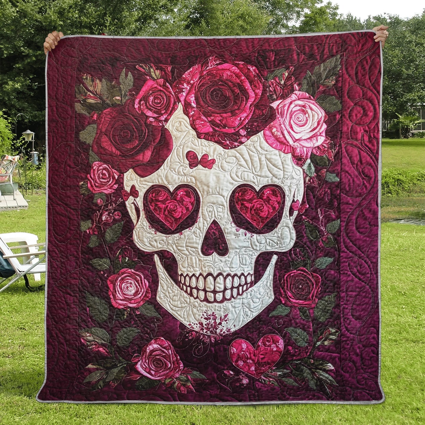 Glänzende, flach bedruckte Steppdecke aus Kunstleder – Romantischer Totenkopf mit Rosen und herzlicher Eleganz