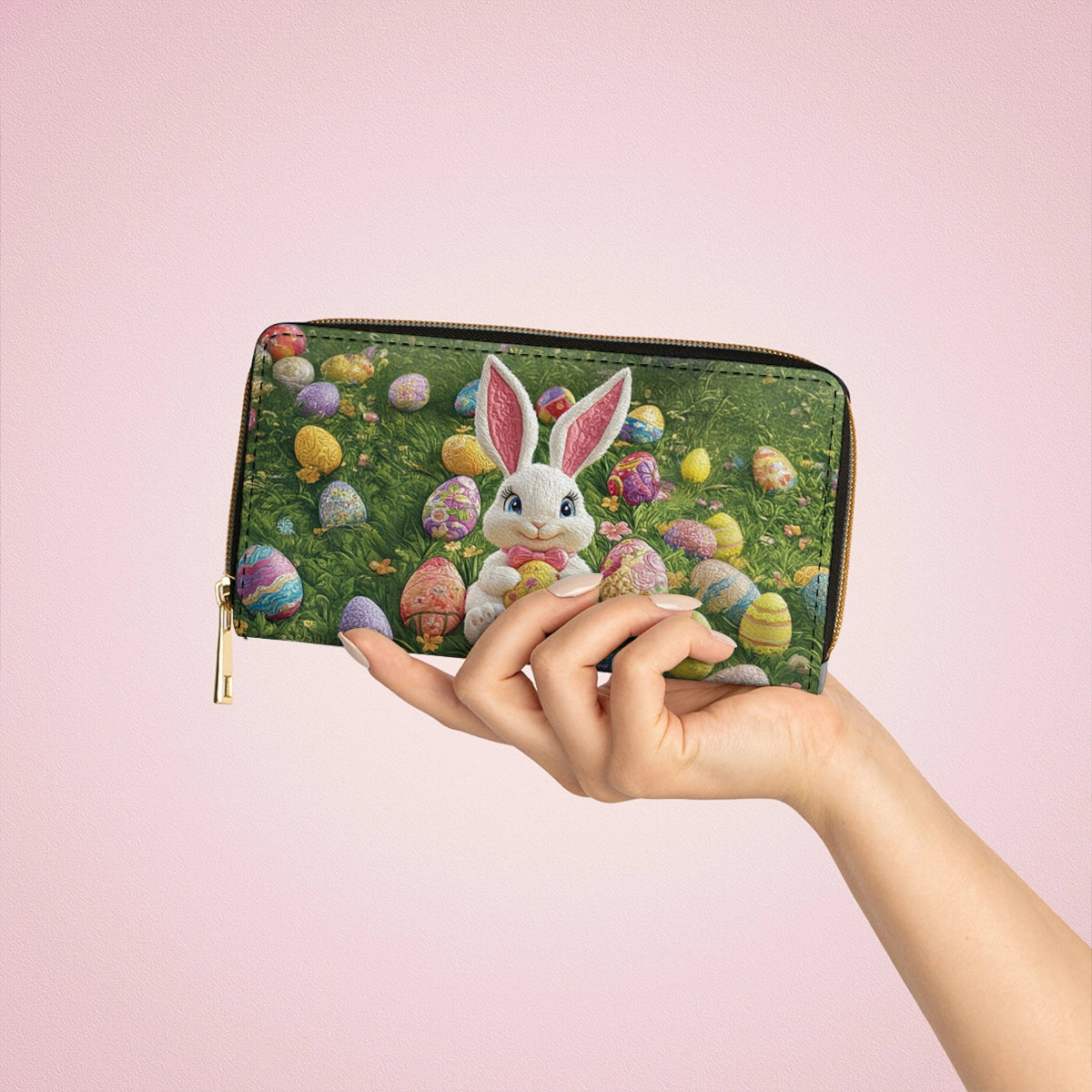 Glänzende Clutch aus Leder mit Trageriemen und Osterhase