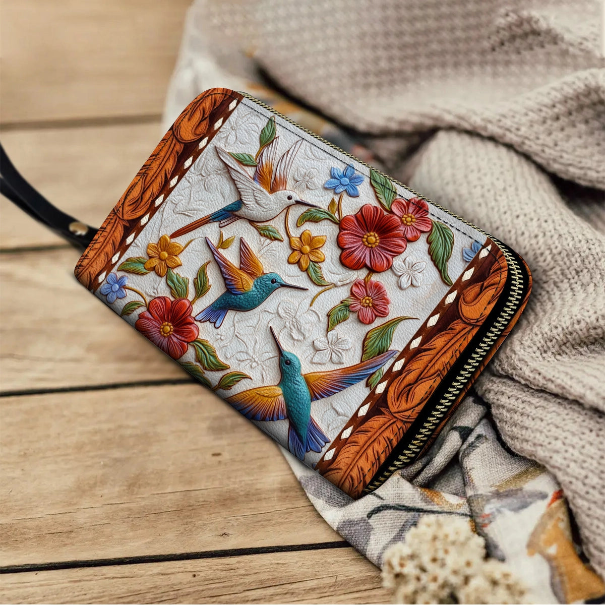 Glänzende Clutch aus Leder mit Trageriemen und Kolibri-Blütenflug