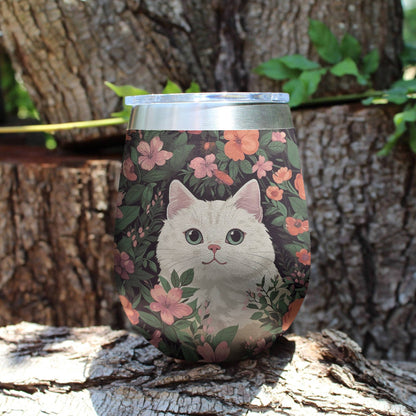 Glänzender Weinbecher mit Blumenkatze