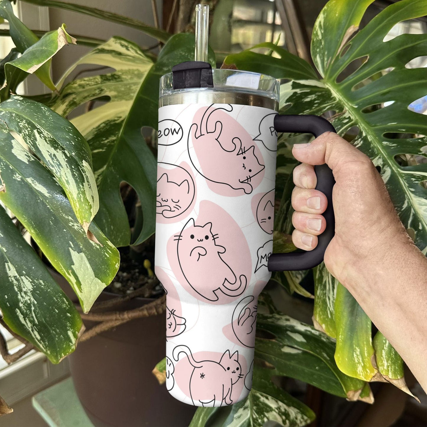 Glänzender Becher mit rosa Katzenmotiv