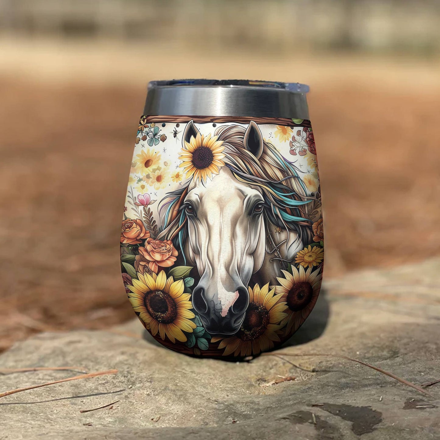 Glänzender Weinbecher mit Blumenmotiv, Pferd