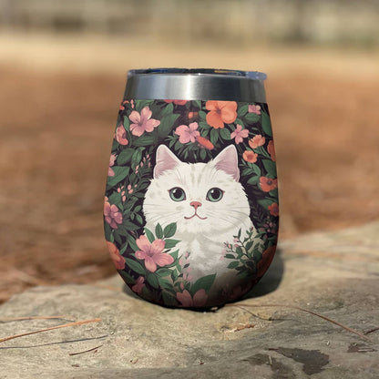 Glänzender Weinbecher mit Blumenkatze