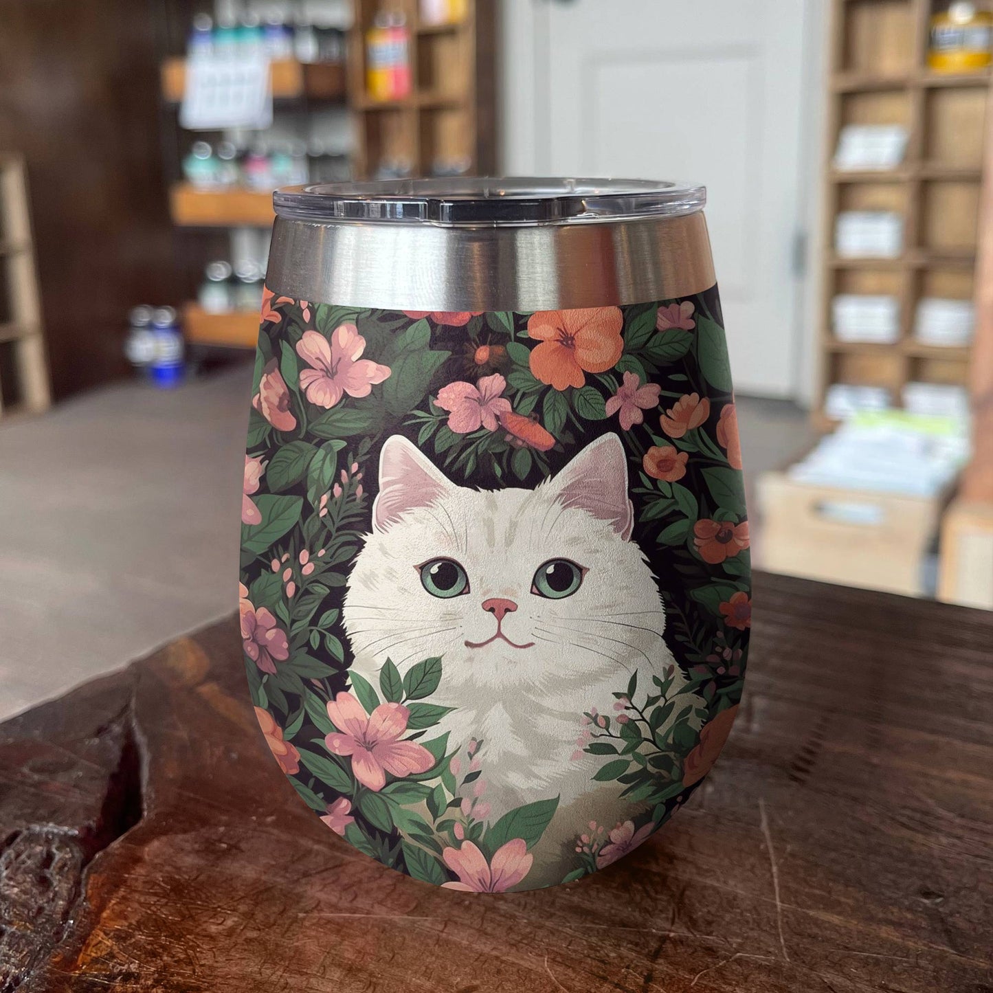 Glänzender Weinbecher mit Blumenkatze