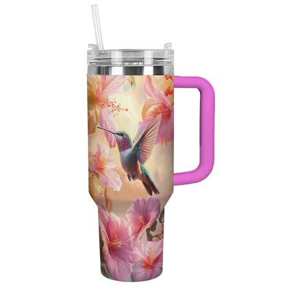 Glänzender Becher mit Blütenkolibri