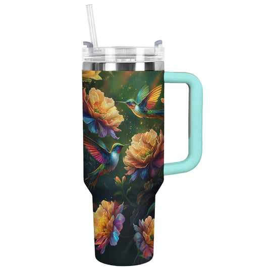 Glänzender Becher Kolibri und schöne Blume