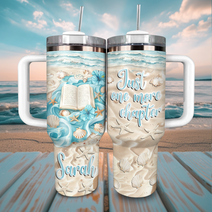 Glänzender personalisierter Becher Just One More Chapter Beachy