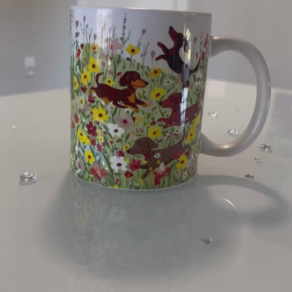 Tasse en céramique brillante Teckel dans un jardin fleuri