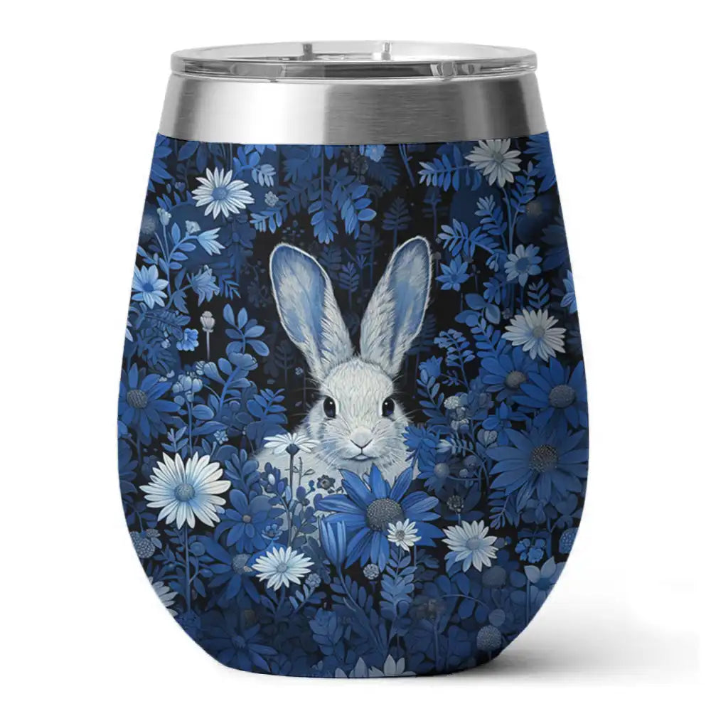 Glänzender Weinbecher mit Kaninchen in blauer Blume