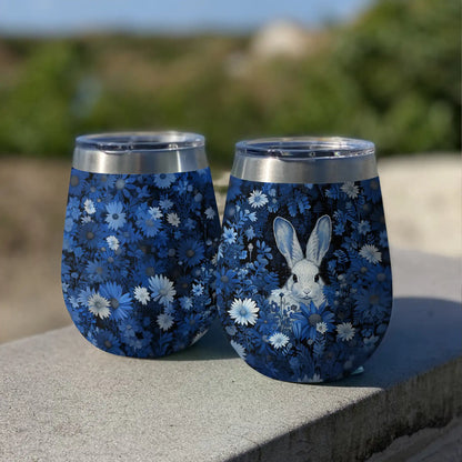 Glänzender Weinbecher mit Kaninchen in blauer Blume