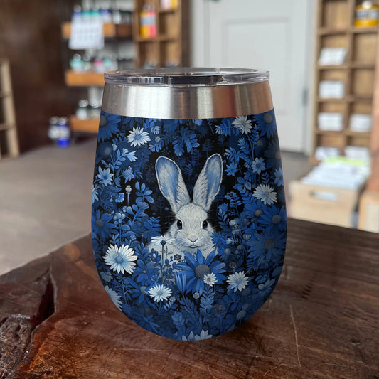 Glänzender Weinbecher mit Kaninchen in blauer Blume