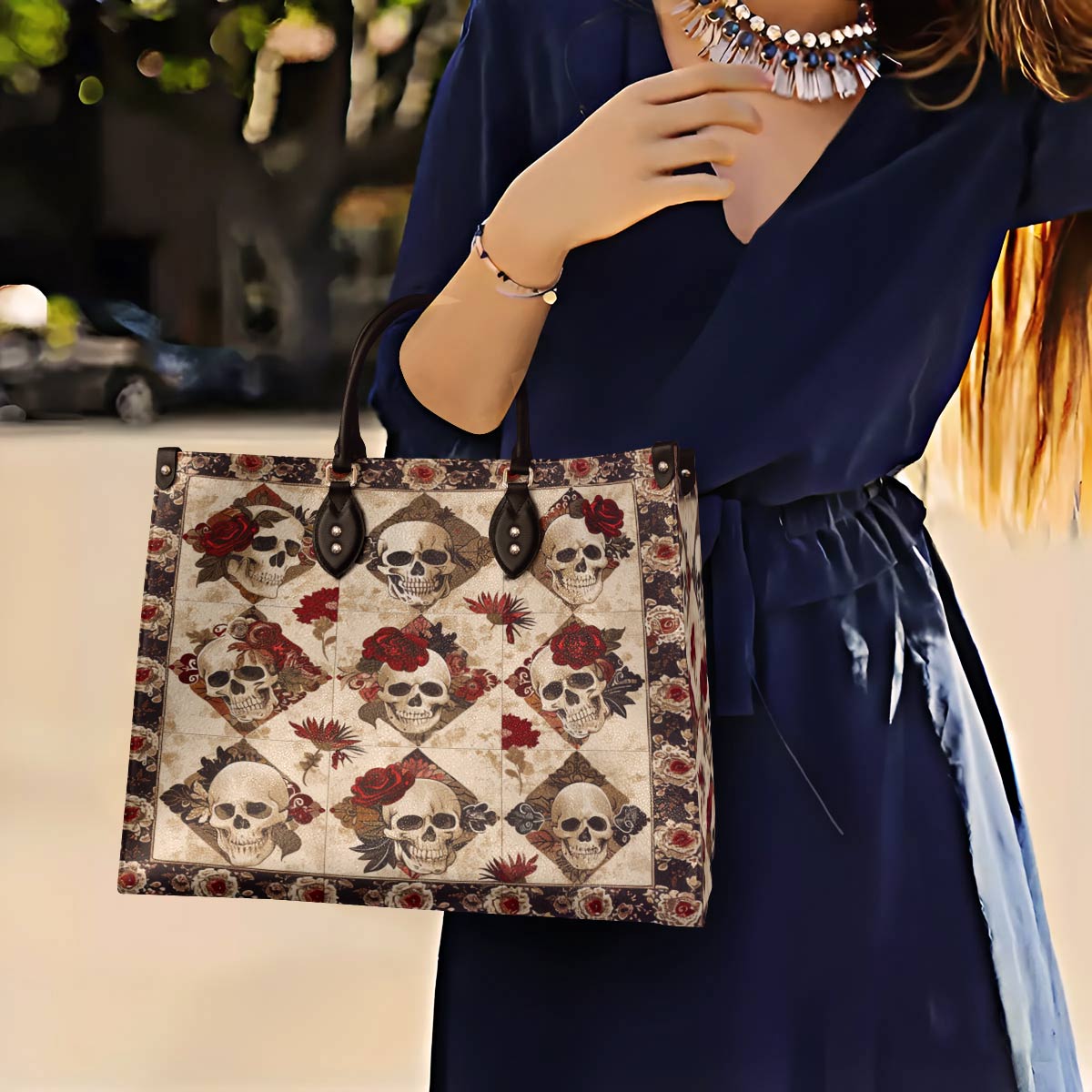 Glänzende Ledertasche Charming Skull Roses