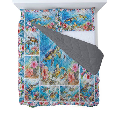 Shineful All Season Quilt 3-Piece Set Charming Sea Turtles With Hibiscus Flowers