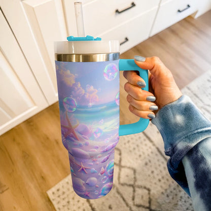 Glänzender, glänzender Becher mit ruhiger Strandszene