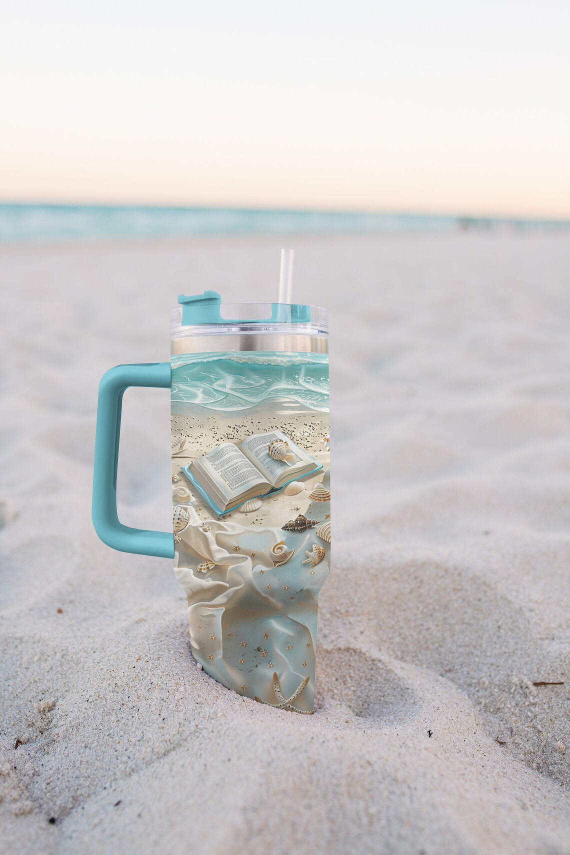 Livre ouvert Shineful Tumbler sur le sable