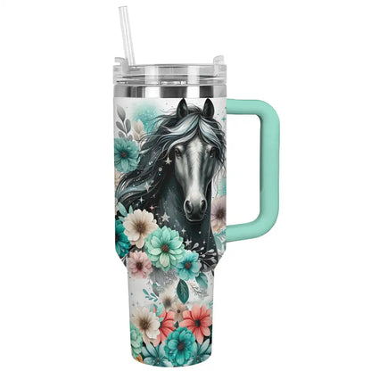 Glänzender Becher mit Blumenmuster, dunkles Pferd